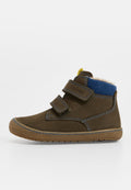 Braune Wildleder-Stiefelette mit blauen Stoffakzenten, zwei Klettverschlüssen und einer hellbraunen Gummisohle. Gefüttert mit weißem, flauschigem Material.