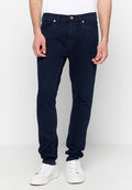 Marineblaue Jeans aus Denim mit schmaler Passform, sichtbaren Nähten, Five-Pocket-Design und Knopfverschluss. Getragen mit einem schlichten weißen T-Shirt und Sneakers.