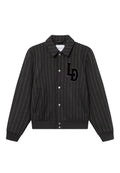 Schwarze gestreifte Jacke mit Kragen, Knopfverschluss, Taschen vorne und strukturiertem Stoff. Verfügt über ein gesticktes Logo auf der Brust.