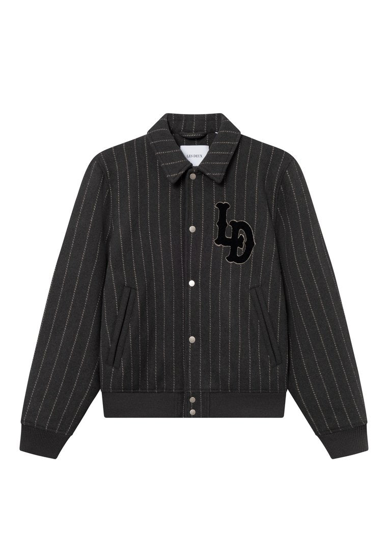 Schwarze gestreifte Jacke mit Kragen, Knopfverschluss, Taschen vorne und strukturiertem Stoff. Verfügt über ein gesticktes Logo auf der Brust.