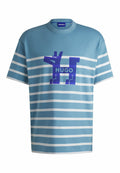 Hellblaues T-Shirt mit kurzen Ärmeln und horizontalen weißen Streifen, mit einem großen lila Grafik eines Hundes und dem Text "HUGO" in der Mitte.