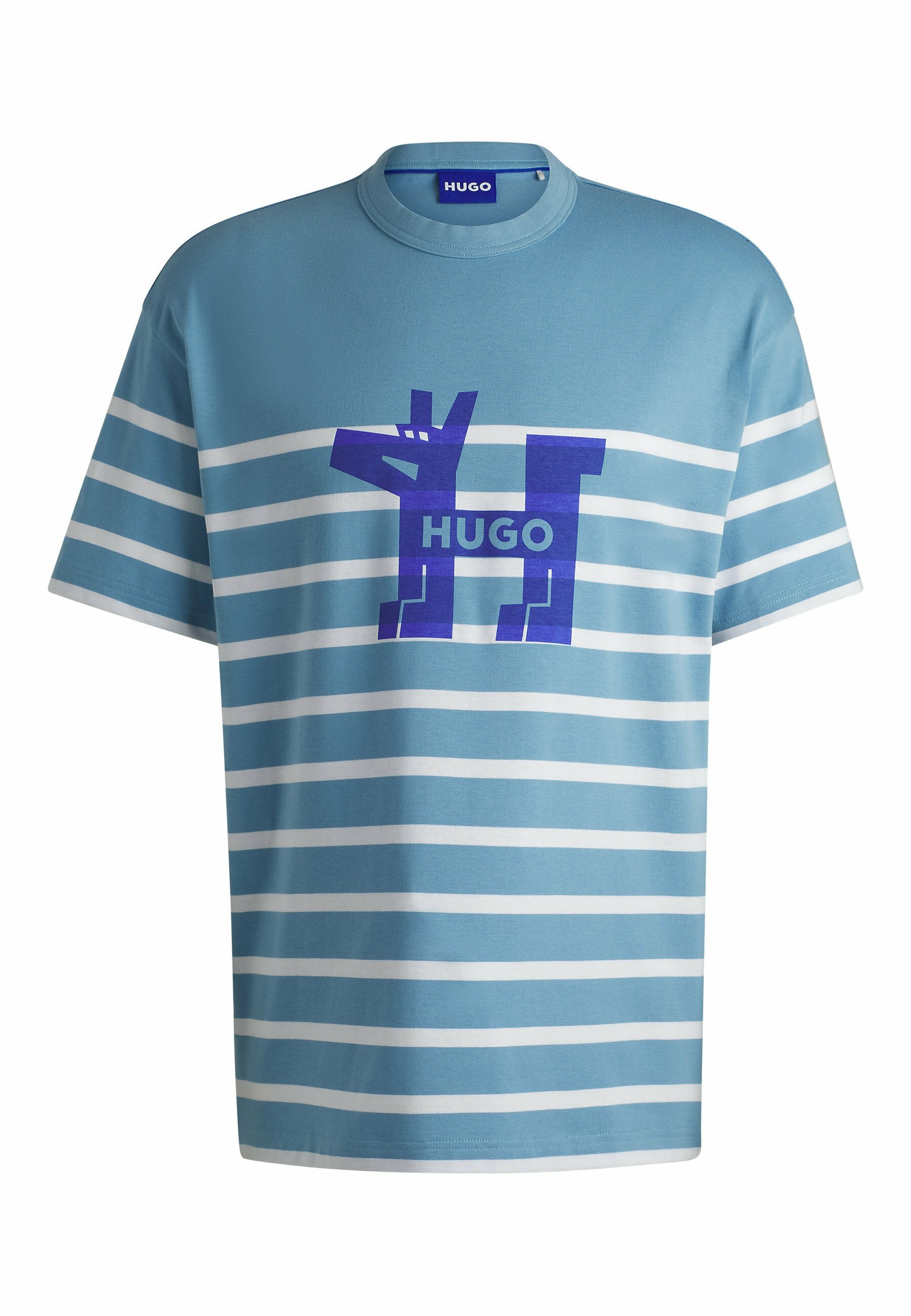 Hellblaues T-Shirt mit kurzen Ärmeln und horizontalen weißen Streifen, mit einem großen lila Grafik eines Hundes und dem Text "HUGO" in der Mitte.