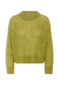 Grüner gestrickter Langarmpullover mit rundem Ausschnitt sowie gerippten Bündchen und Saum, dargestellt vor weißem Hintergrund.
