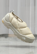 Beige gepolsterter Slipper mit strukturiertem Obermaterial, dickem weißen Zwischensohle und robustem Gummilaufsohle. Verfügt über eine Zuglasche hinten und ein Logo-Detail.