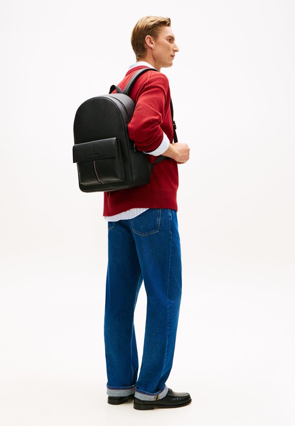 Tommy Hilfiger FLAP POCKET PEBBLE GRAIN DOME BACKPACK - Rucksack - black