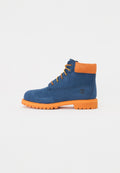 Blaue Wildleder-Stiefeletten mit orangefarbenen Akzenten, kontrastierenden Schnürsenkeln und einer Gummisohle mit strukturiertem Profil.