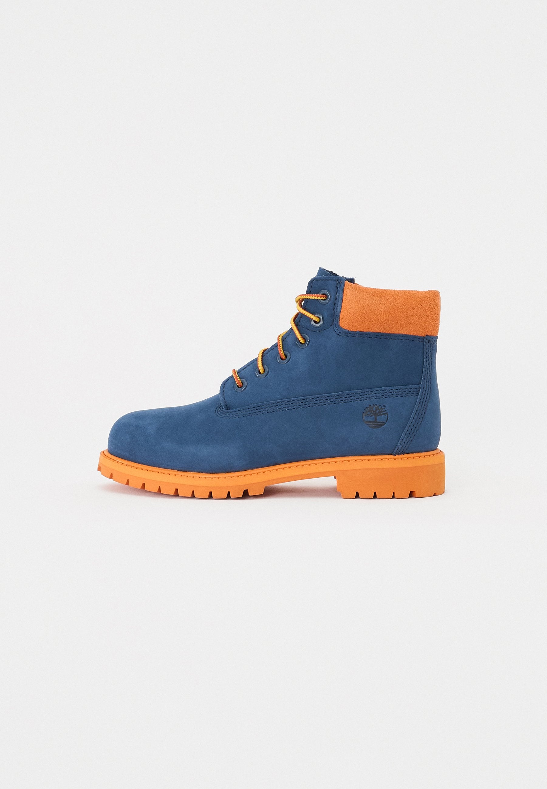 Blaue Wildleder-Stiefeletten mit orangefarbenen Akzenten, kontrastierenden Schnürsenkeln und einer Gummisohle mit strukturiertem Profil.