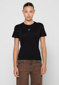 Schwarzes Baumwoll-T-Shirt mit Rundhalsausschnitt und kurzen Ärmeln, mit einem kleinen weißen "DP"-Logo auf der Brust. Das Modell trägt braune Hosen.