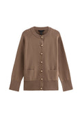 Brauner Cardigan mit rundem Ausschnitt, Knopfleiste und zwei vorderen Taschen. Aus weichem Stoff mit gerippten Bündchen und Saum gefertigt.