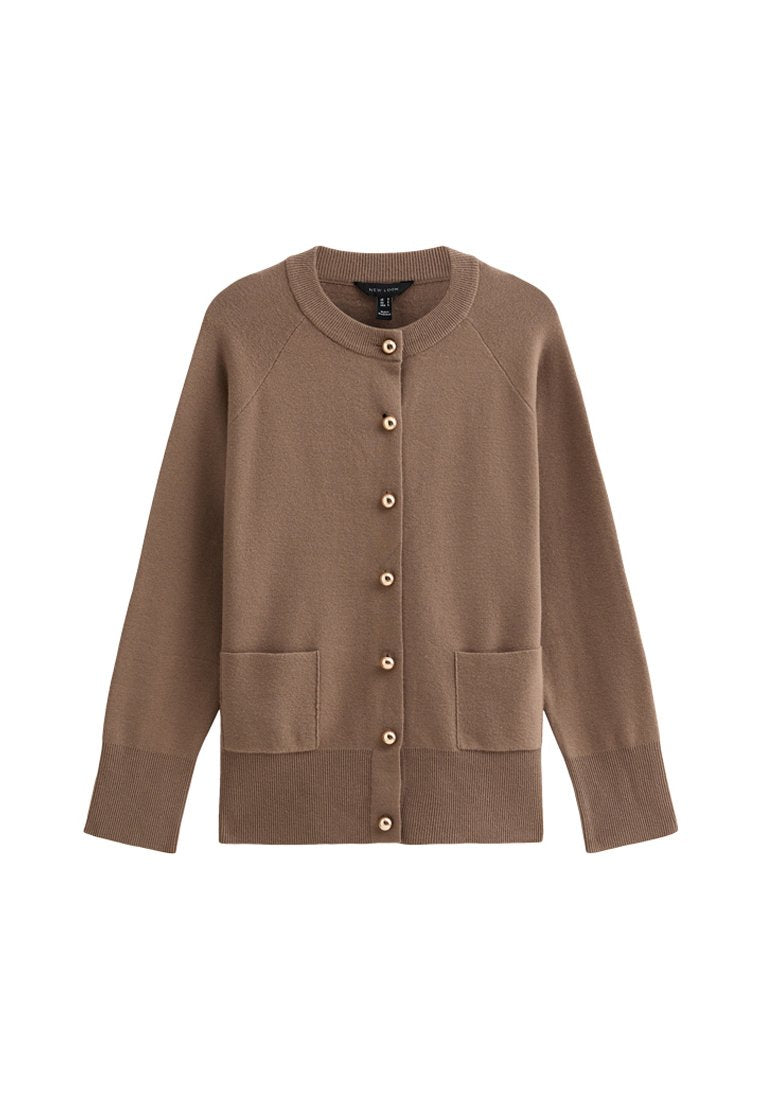 Brauner Cardigan mit rundem Ausschnitt, Knopfleiste und zwei vorderen Taschen. Aus weichem Stoff mit gerippten Bündchen und Saum gefertigt.