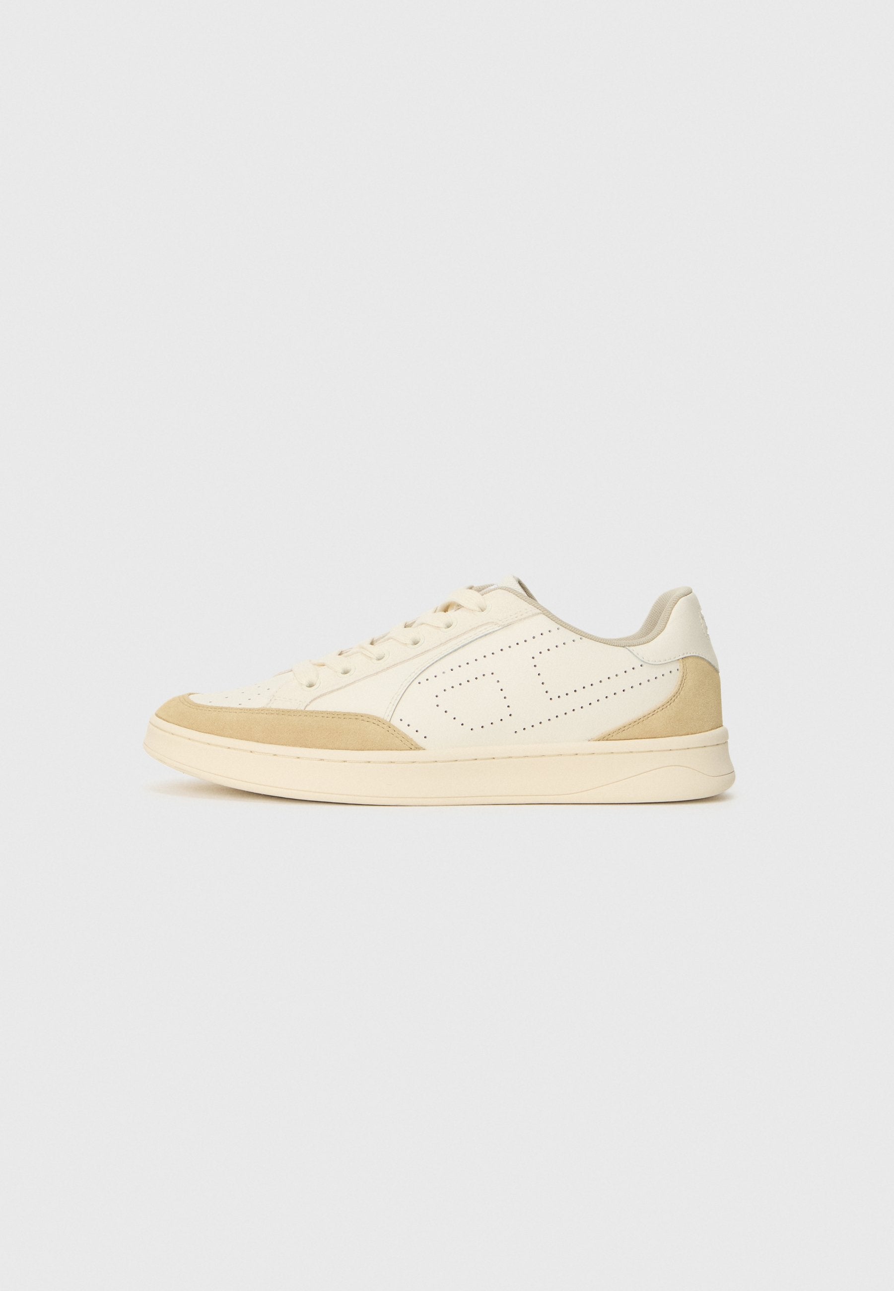 Weißes Leder-Sneaker mit beigen Wildleder-Akzenten, perforiertem Design an den Seiten, runder Zehenpartie, flacher Gummisohle und Schnürverschluss.