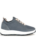 Grau sportlicher Schuh mit Mesh- und Wildleder-Paneelen, strukturiertem Design, flachen Schnürsenkeln und einer weißen Zwischensohle sowie einer griffigen schwarzen Außensohle.
