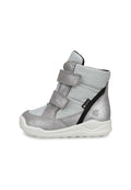 Hochwertiger Kinder-Hochschaftstiefel in Silber und Hellgrau mit zwei Klettverschlüssen und weißer strukturierten Sohle, ausgestattet mit Gore-Tex-Wasserdichtheitslabel.