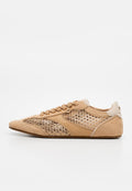 Beiger Sneaker in niedriger Ausführung mit Mesh-Einsätzen, Wildleder-Akzenten, Schnürverschluss und goldfarbenem Reißverschlussanhänger auf hellem Hintergrund.