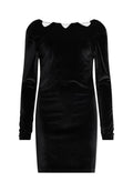 Schwarzes Samtkleid mit langen Ärmeln, taillierter Form und einem ausgefallenen Ausschnitt mit ausgeschnittenen Details. Akzentuiert mit einem Kettenelement.