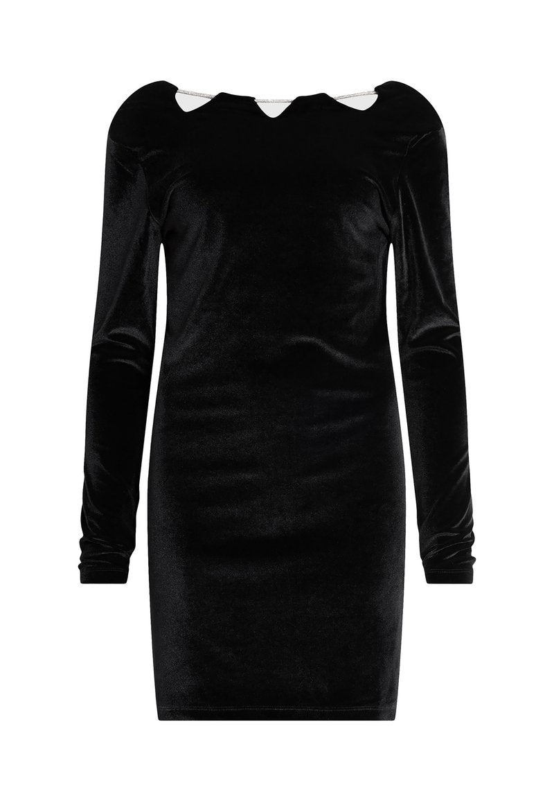 Schwarzes Samtkleid mit langen Ärmeln, taillierter Form und einem ausgefallenen Ausschnitt mit ausgeschnittenen Details. Akzentuiert mit einem Kettenelement.