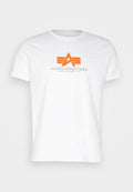 Weißes Baumwoll-T-Shirt mit einem grafischen Druck in Orange und Grau, das den Text "ALPHA INDUSTRIES" unter einem stilisierten Logo zeigt.
