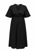 Schwarzes Wickelkleid mit kurzen Ärmeln, strukturiertem Stoff mit vertikalen Streifen und tailliertem Detail. Fließender A-Linien-Rock.
