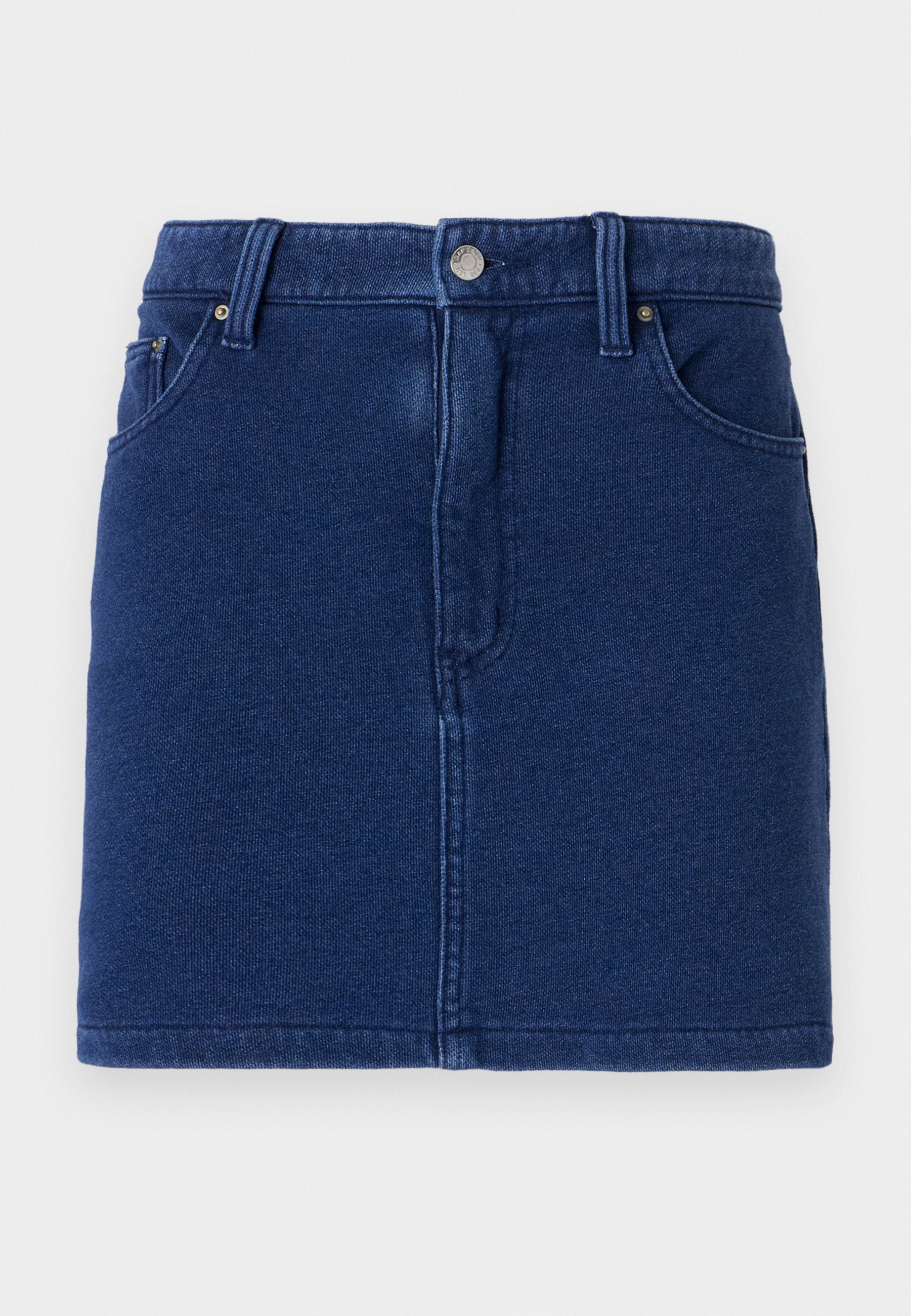 Jeansrock in tiefblau mit figurbetontem Schnitt, Knopfverschluss vorne und zwei seitlichen Taschen. Mit sichtbaren Nähten und geradem Saum.