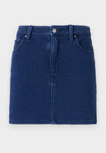Jeansrock in tiefblau mit figurbetontem Schnitt, Knopfverschluss vorne und zwei seitlichen Taschen. Mit sichtbaren Nähten und geradem Saum.
