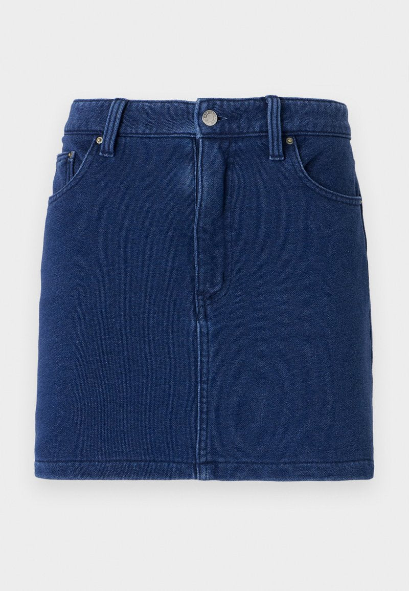 Jeansrock in tiefblau mit figurbetontem Schnitt, Knopfverschluss vorne und zwei seitlichen Taschen. Mit sichtbaren Nähten und geradem Saum.