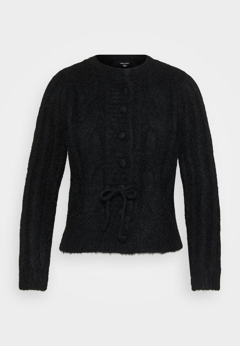 Schwarzer Strickpullover mit Zopfmuster, Rundhalsausschnitt, langen Ärmeln, Knopfleiste vorne und einer Bindeband-Details an der Taille.