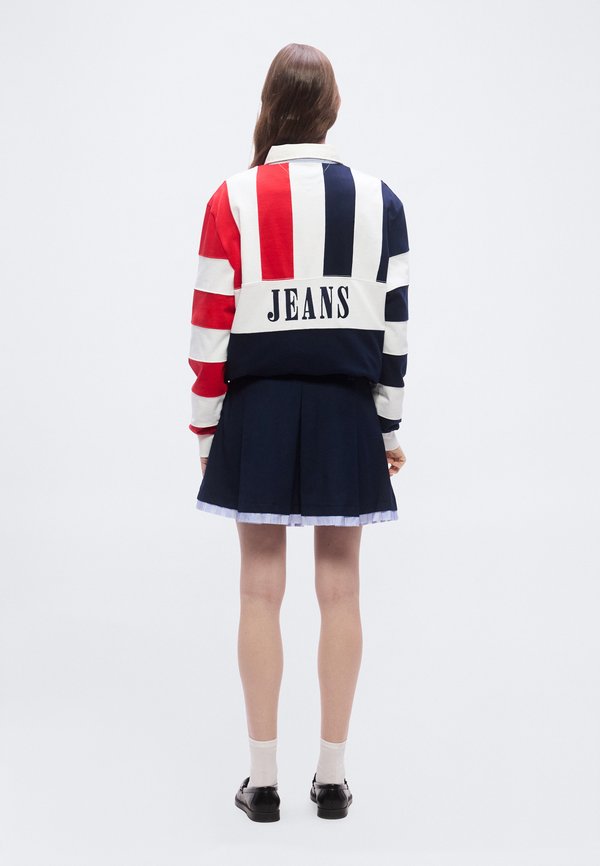 Tommy Jeans TONAL LOGO APPLIQUÉ PLEATED MINI SKIRT