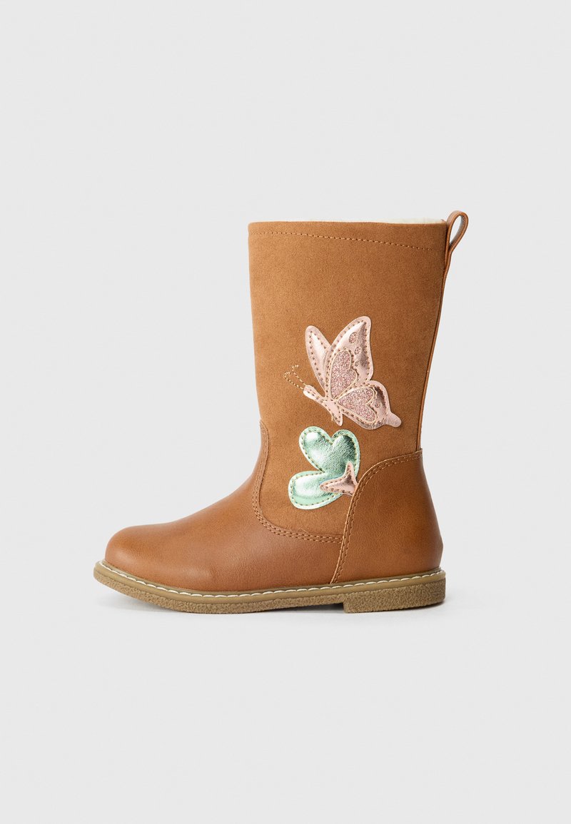 Braune Knöchelstiefel mit glatter Oberfläche, verziert mit einer pinken Schmetterlings- und grünen Blätterrickerei an der Seite. Einfaches Design, geeignet für Kinder.