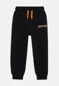 Schwarze Sweatpants aus weichem Material, ausgestattet mit einem elastischen Bund und orangefarbenen Kordeln sowie dem Timberland-Logo in orangefarbener Stickerei.