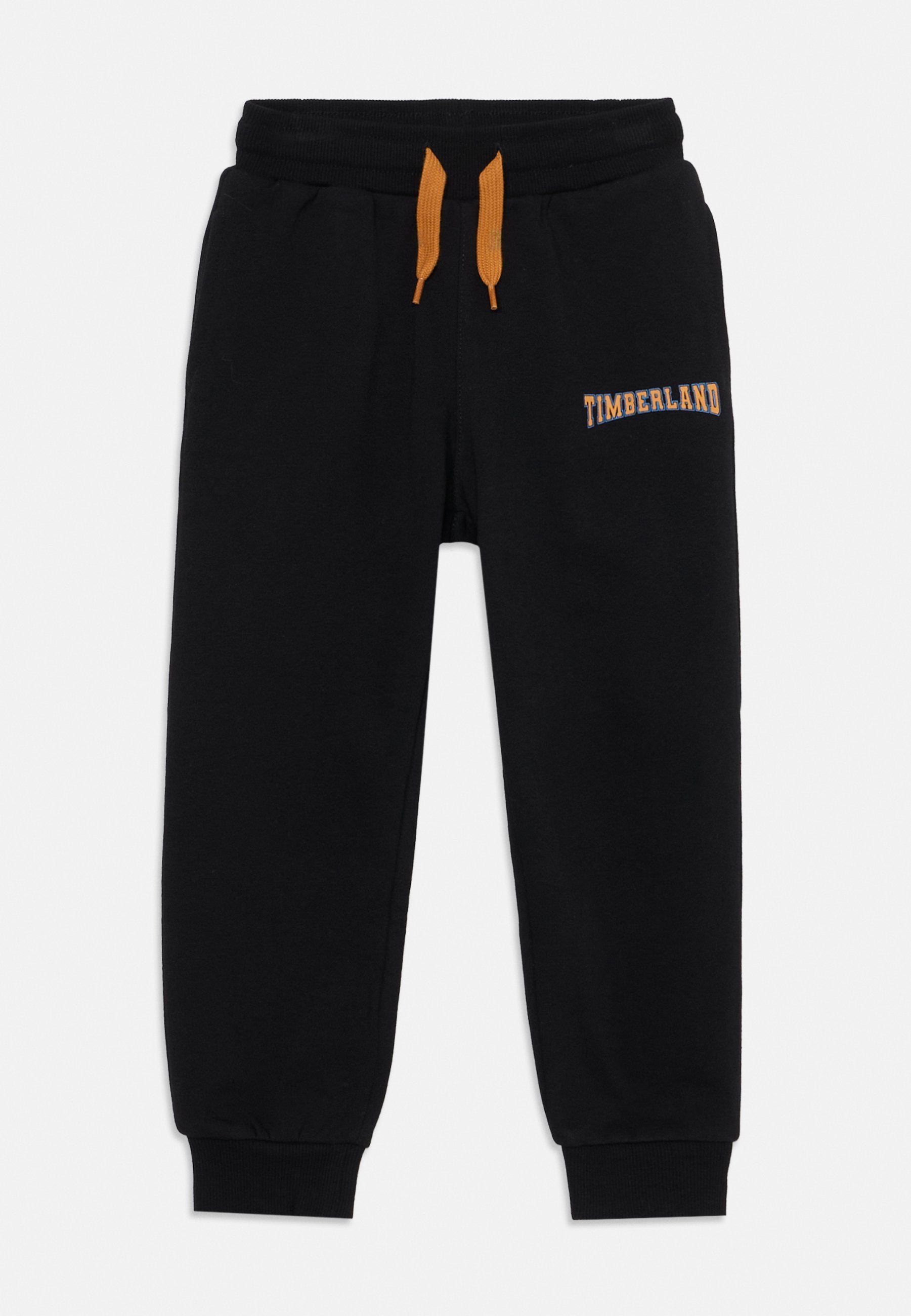 Schwarze Sweatpants aus weichem Material, ausgestattet mit einem elastischen Bund und orangefarbenen Kordeln sowie dem Timberland-Logo in orangefarbener Stickerei.