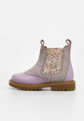 Lila Chelsea-Stiefel für Kinder aus Leder und Wildleder mit floralem Stoffeinsatz an der Seite und brauter Gummisohle mit Profil, Seitenansicht auf weißem Hintergrund.
