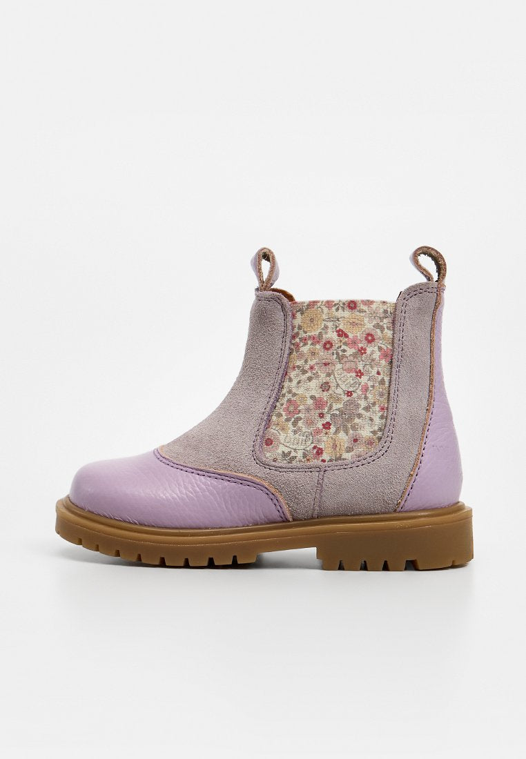 Lila Chelsea-Stiefel für Kinder aus Leder und Wildleder mit floralem Stoffeinsatz an der Seite und brauter Gummisohle mit Profil, Seitenansicht auf weißem Hintergrund.