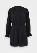 Schwarzes Kleid mit Rundhalsausschnitt, plissierten transparenten langen Ärmeln, elastischem Bund und ausgestellt geschnittenen Manschetten. Glattes Material mit leichtem Finish.