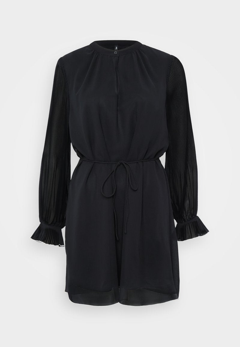 Schwarzes Kleid mit Rundhalsausschnitt, plissierten transparenten langen Ärmeln, elastischem Bund und ausgestellt geschnittenen Manschetten. Glattes Material mit leichtem Finish.