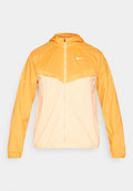 Hellorange und cremefarbene Nike Windjacke mit Kapuze, Frontreißverschluss und weißem Swoosh-Logo auf Brust und Ärmeln.
