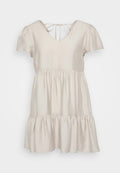Beige Kurzarmkleid mit V-Ausschnitt, das einen taillierten Oberkörper und einen schwingenden, gestuften Rock hat, der oberhalb des Knies endet. Mit Bindebändern am Nacken.