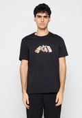 Schwarzes Baumwoll-T-Shirt mit einer Grafik von gestapelten Büchern in Braun-, Weiß- und Schwarztönen. Kurze Ärmel und Rundhalsausschnitt.