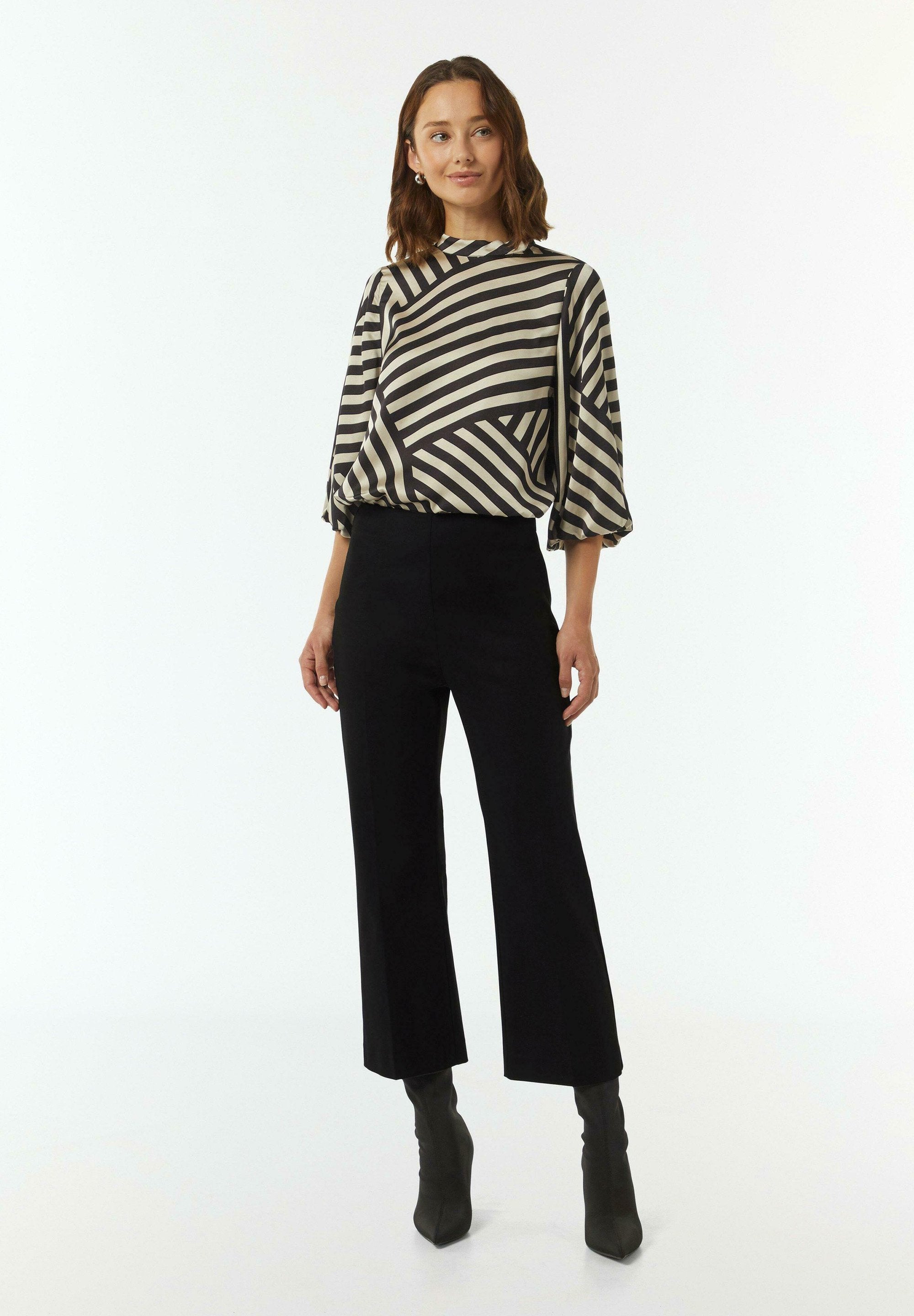 FLARED-LEG-AUS STRETCH Media 2