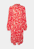 Rotes Blumendruckkleid mit langen Ärmeln, Kragen, durchgehender Knopfleiste und lockerer Passform. Der Stoff hat ein leichtes, strukturiertes Muster auf einem cremefarbenen Hintergrund.