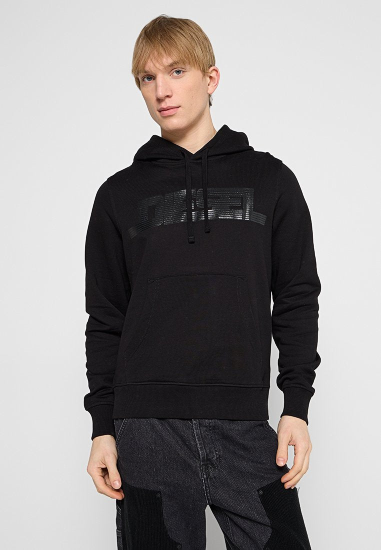 Schwarzer Hoodie aus Baumwolle mit einer Fronttasche, ausgestattet mit einem strukturierten, reflektierenden Logo. Lange Ärmel mit Rippbündchen und elastischem Bund.