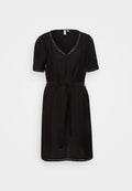 Schwarzes Kleid mit V-Ausschnitt, kurzen Ärmeln und einem Bindegürtel in der Taille. Verfügt über dezente Akzentnähte entlang des Ausschnitts und der Ärmel.