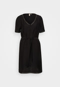 Schwarzes Kleid mit V-Ausschnitt, kurzen Ärmeln und einem Bindegürtel in der Taille. Verfügt über dezente Akzentnähte entlang des Ausschnitts und der Ärmel.