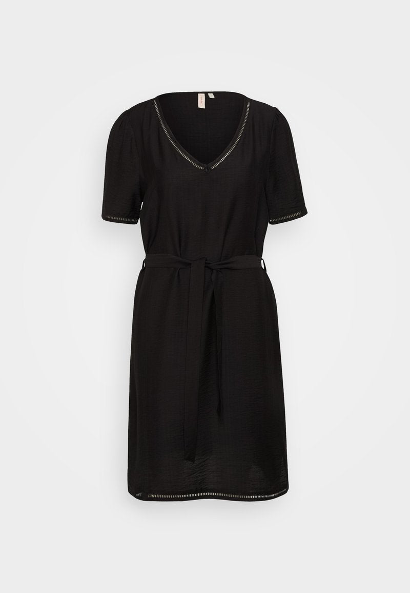 Schwarzes Kleid mit V-Ausschnitt, kurzen Ärmeln und einem Bindegürtel in der Taille. Verfügt über dezente Akzentnähte entlang des Ausschnitts und der Ärmel.