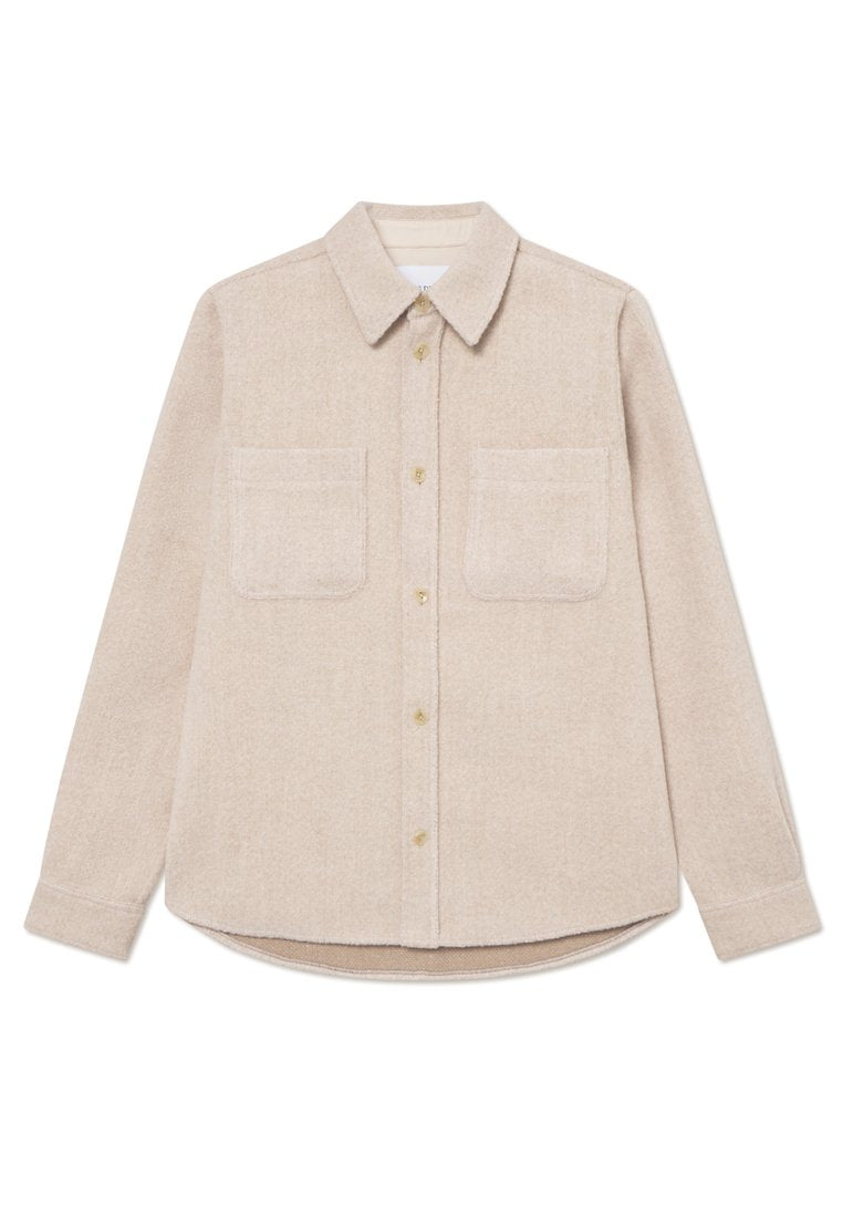 Beige Flanellhemd mit spitzen Kragen, zwei Brusttaschen und goldenen Knöpfen; zeichnet sich durch einen strukturierten Stoff und einen abgerundeten Saum aus.