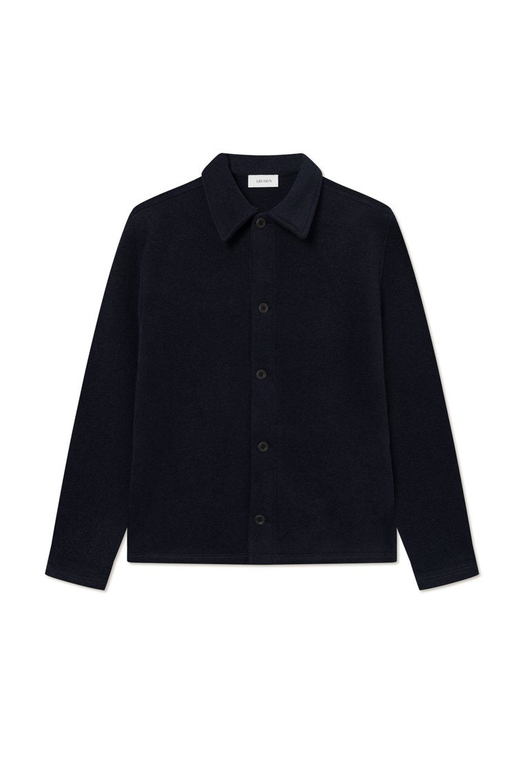 Marineblaue Fleecehemdjacke mit verbreiteter Kragen, vorderem Knopfverschluss und langen Ärmeln. Weicher Stoff mit minimalen Designdetails.