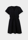 Schwarzes Kleid mit kurzen Ärmeln, V-Ausschnitt, elastischem Taillenbund mit Kordelzug und fließendem A-Linien-Rock. Hergestellt aus leichtem Stoff.