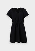 Schwarzes Kleid mit kurzen Ärmeln, V-Ausschnitt, elastischem Taillenbund mit Kordelzug und fließendem A-Linien-Rock. Hergestellt aus leichtem Stoff.