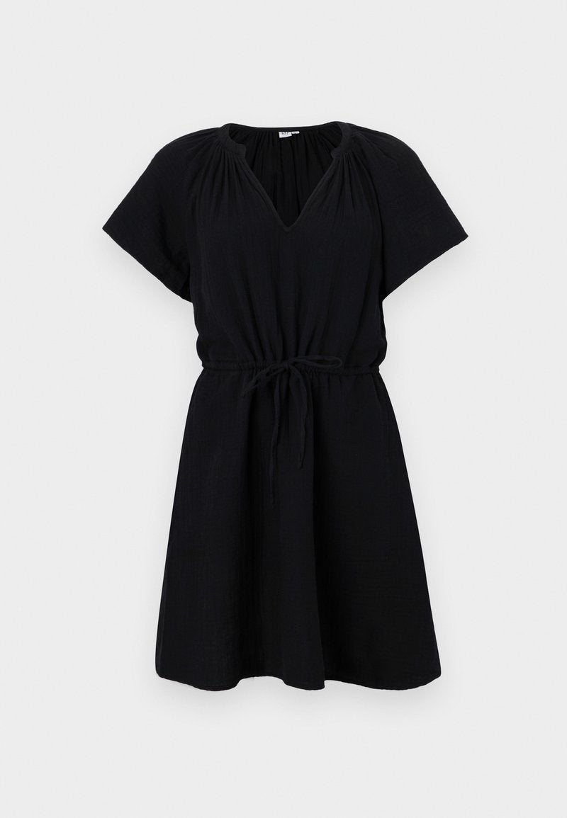 Schwarzes Kleid mit kurzen Ärmeln, V-Ausschnitt, elastischem Taillenbund mit Kordelzug und fließendem A-Linien-Rock. Hergestellt aus leichtem Stoff.