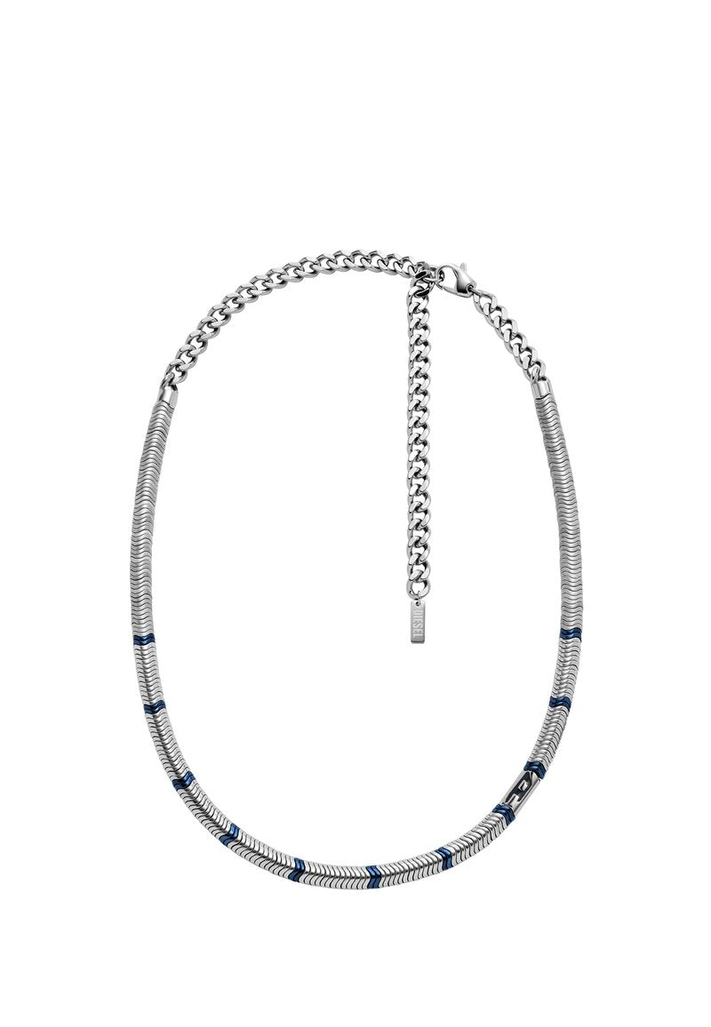 Silberne Kettenhalskette mit einem strukturierten Design und blauen Akzenten sowie einem Knopfverschluss. Sie weist eine Mischung aus flachen und runden Gliedern auf.