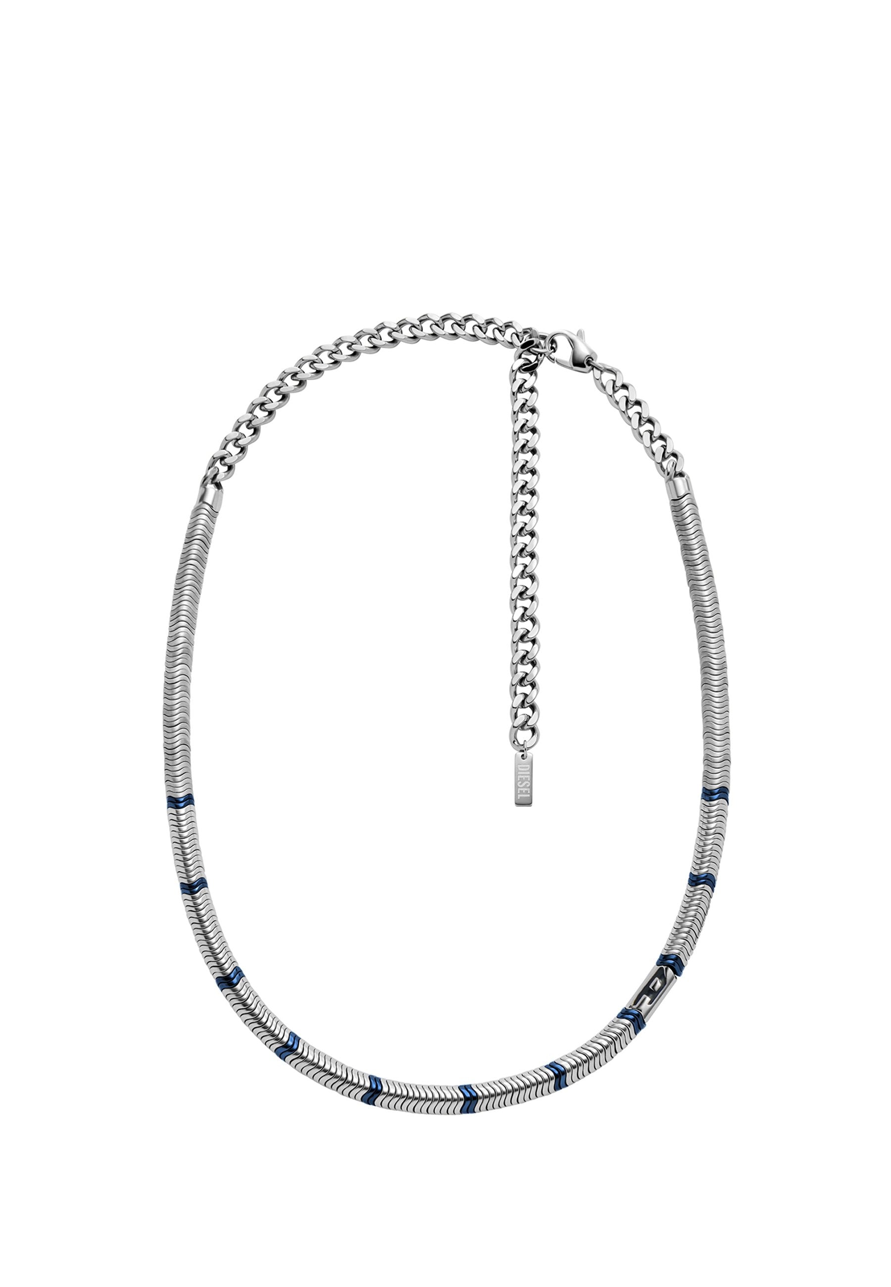 Silberne Kettenhalskette mit einem strukturierten Design und blauen Akzenten sowie einem Knopfverschluss. Sie weist eine Mischung aus flachen und runden Gliedern auf.